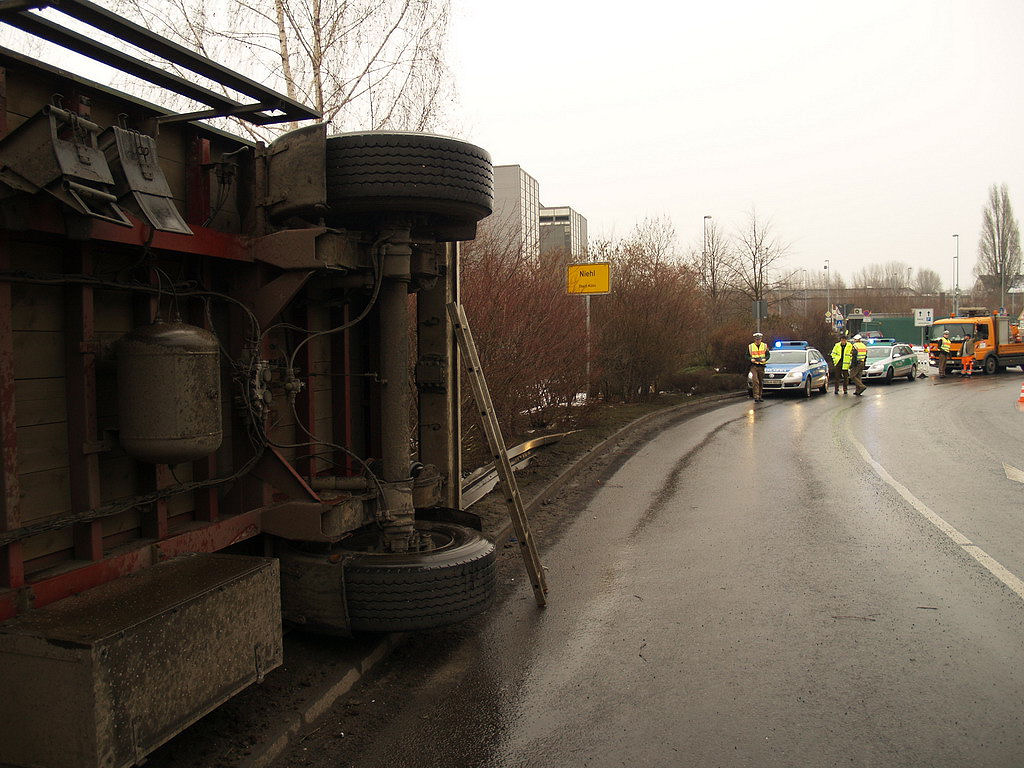 LKW Anhaenger umgekippt Koeln Niehl Geestemuenderstr Industriestr P06.JPG